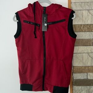 Delie Boys Red Sleeveless Lightweight Vest with Hood. NWT  Size Large